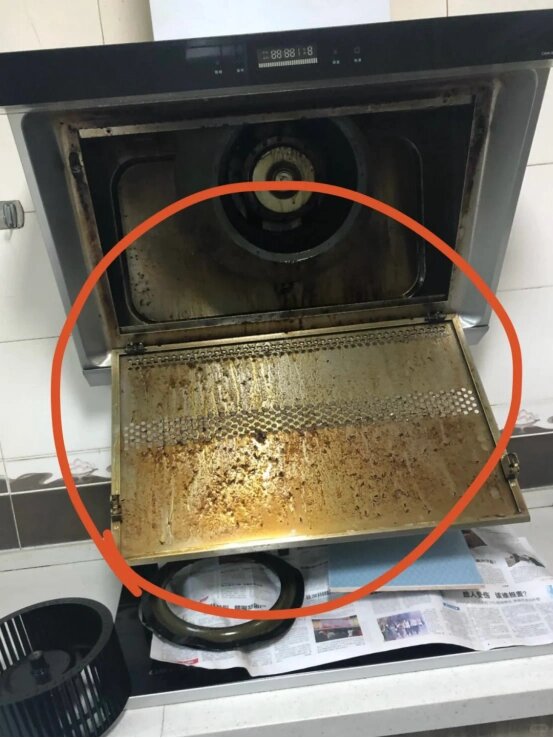 媳婦（fù）下單了我們的油煙機清洗服務，上門時婆婆卻攔著不讓拆